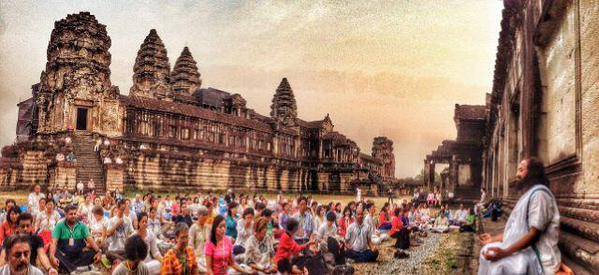 A-Hindu-Guru-Sri-Sri-leading-a-devotional-meditation-prayer